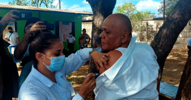 Enfermera del Ministerio de Salud aplicando vacuna contra la COVID-19 a ciudadano del barrio Concepción de María de Managua.