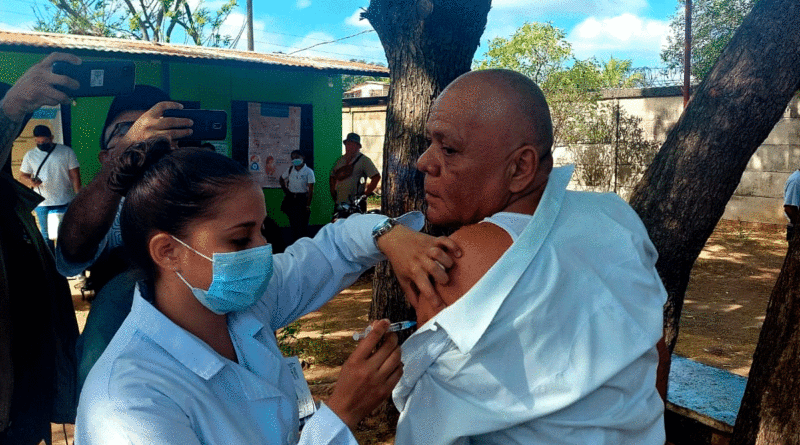 Enfermera del Ministerio de Salud aplicando vacuna contra la COVID-19 a ciudadano del barrio Concepción de María de Managua.