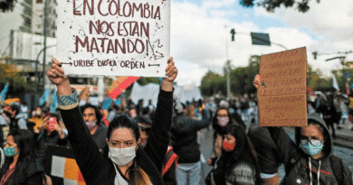 Manifestantes en Colombia denunciando las violaciones de derechos humanos por parte del Gobierno de Colombia