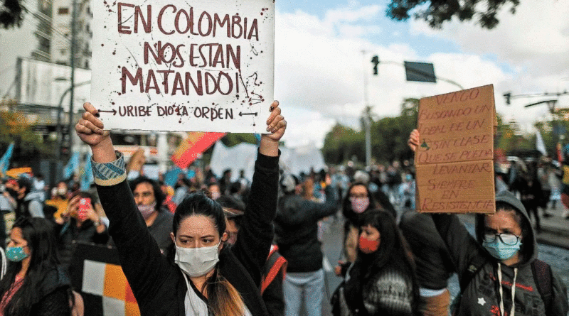 Manifestantes en Colombia denunciando las violaciones de derechos humanos por parte del Gobierno de Colombia
