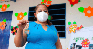 Protagonista Nubia Rivera con las lleves de su nueva vivienda