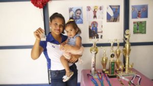 Scarleth Mercado junto a su hija muestra la llave de su nueva vivienda digna