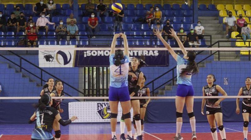 Encuentro durante la semifinal de la Liga de Voleibol en el IND