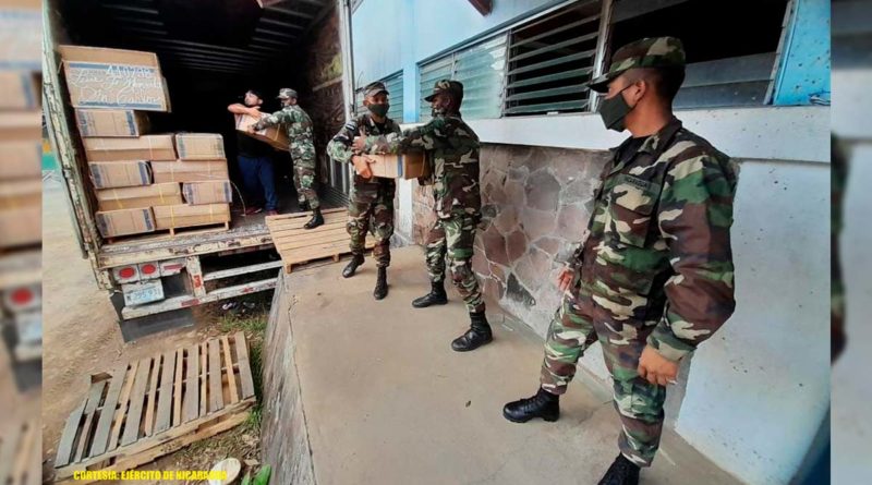 Efectivos militares en labores de descargue de insumos médicos en coordinación del Ministerio de Salud en el municipio de San Carlos, departamento de Río San Juan