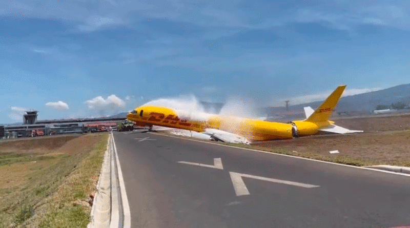 Avión de carga de DHL en aterrizaje accidentado en el aeropuerto internacional Juan Santamaría de Alajuela de San José, Costa Rica.
