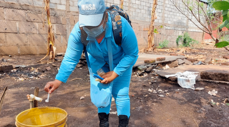 Brigadistas del Ministerio de Salud de Nicaragua aplicando larvicida en un recipiente de agua de una vivienda de la Comarca Las Jagüitas de Managua.