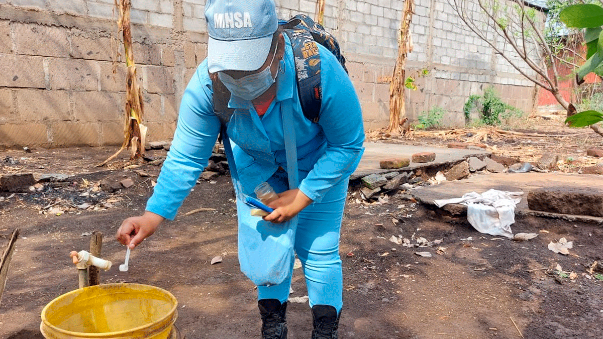 Brigadas del MINSA desarrollan jornada de fumigación en comarca Las Jagüitas de Managua
