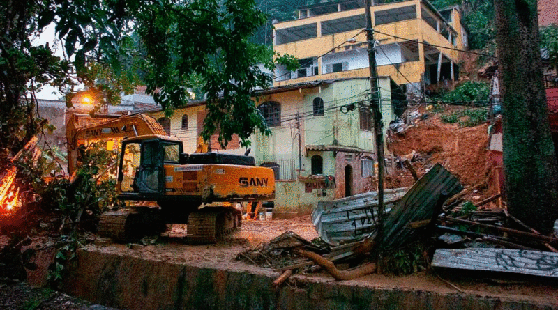 Las lluvias torrenciales han provocado inundaciones repentinas y corrimientos de tierra en el estado brasileño de Río de Janeiro.