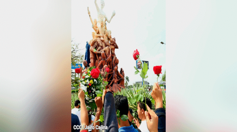 Monumento en honor al tricampeón de boxeo y orgullo patrio, Alexis Argüello, ubicado en la Plaza de las Victorias de Managua.