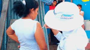 Enfermera del Ministerio de Salud vacunando a una habitante del barrio B-15 de Managua