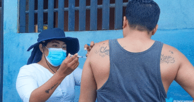 Enfermera del Ministerio de Salud de Nicaragua vacunando contra la COVID-19 a un habitante del Barrio Enrique Smith de Managua