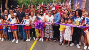 Pobladores del Barrio Arlen Siu, en el Distrito 7 de Managua en compañia de alcaldesa de Managua inaugurando la nueva calle