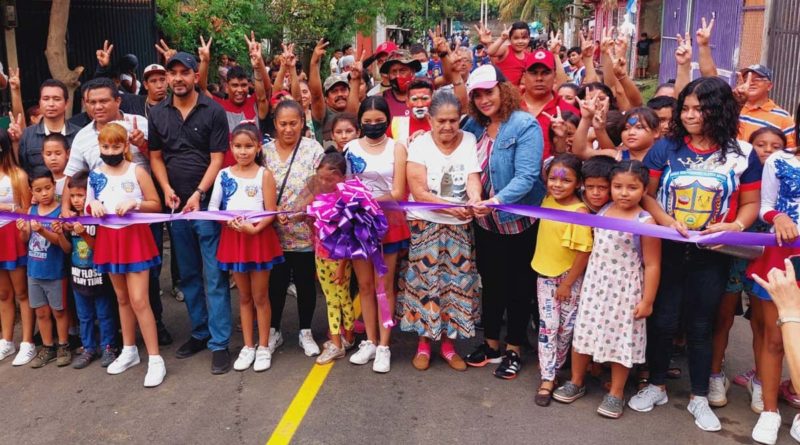 Pobladores del Barrio Arlen Siu, en el Distrito 7 de Managua en compañia de alcaldesa de Managua inaugurando la nueva calle