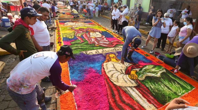 Realización de las alfombras pasionarias en Sutiaba