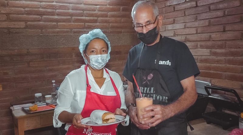 Pareja de emprendedores propietarios de la cafetería Sabor Cubano en Ocotal
