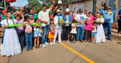 Alcaldesa de Managua, Reyna Rueda entregando nuevas calles a las familias d ellos barrios 11 y 13 de Mayo