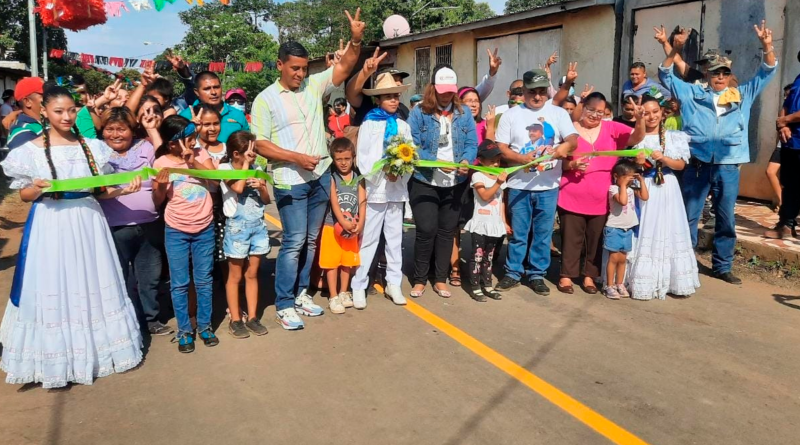 Alcaldesa de Managua, Reyna Rueda entregando nuevas calles a las familias d ellos barrios 11 y 13 de Mayo