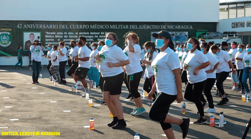 Ciudadanos participando en el Hospital Militar de Nicaragua en la campaña “El Movimiento es Salud por una Vida Saludable”