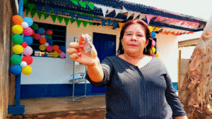 Doña Martha Mejía Rodríguez, habitante del barrio 14 de Junio del Distrito I con las llaves de su nueva vivienda.