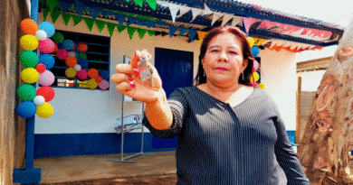 Doña Martha Mejía Rodríguez, habitante del barrio 14 de Junio del Distrito I con las llaves de su nueva vivienda.
