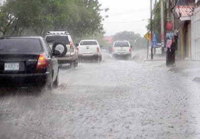 Vehículos transitando en Managua mientras llueve