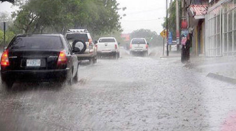 Vehículos transitando en Managua mientras llueve