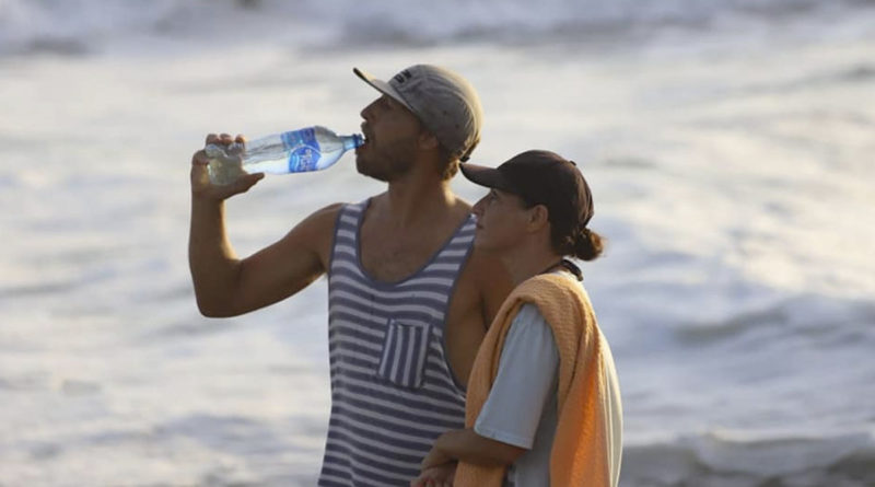Turistas extranjeros tomando agua en una de las playas de León