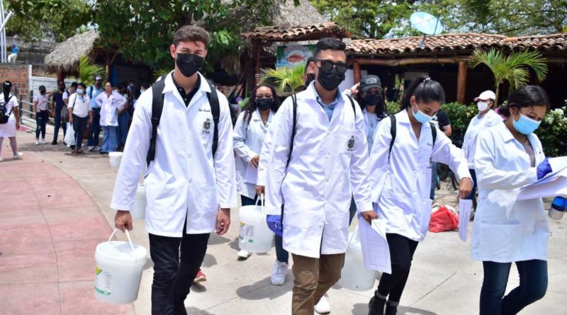 Estudiantes de la UNAN-León participan en la jornada de desaratización desarrollada por el Ministerio de Salud (MINSA) en León