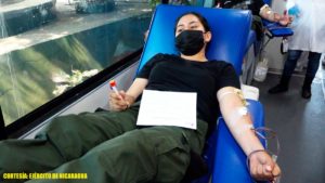 Miembro del Ejército de Nicaragua participando activamente y de manera voluntaria en Jornada de donación voluntaria de Sangre