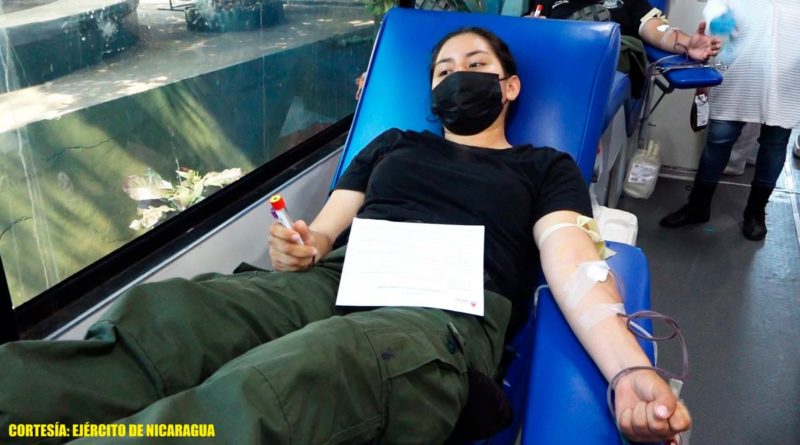 Miembro del Ejército de Nicaragua participando activamente y de manera voluntaria en Jornada de donación voluntaria de Sangre