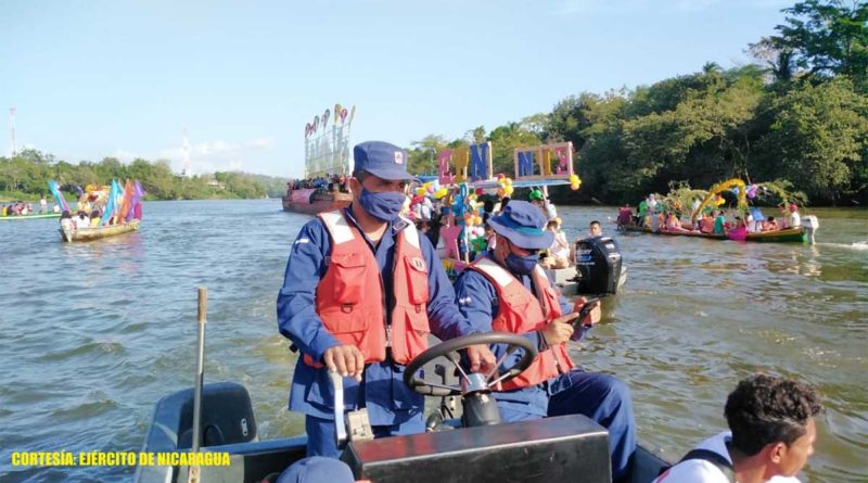 Ejército de Nicaragua durante el recorrido del carnaval acuático en El Rama