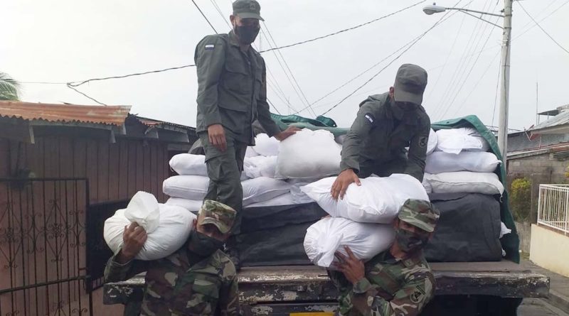 Descargue de paquetes alimenticios por el Ejército de Nicaragua en San Carlos