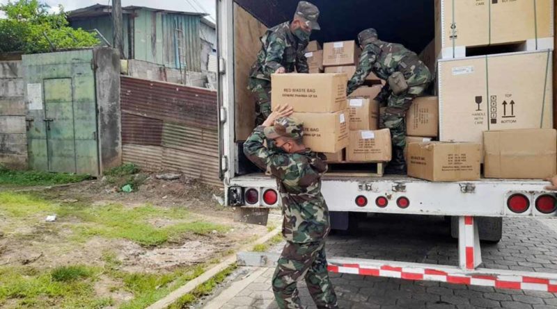 Miembros del Ejército de Nicaragua durante el descargue de los insumos médicos en San Carlos