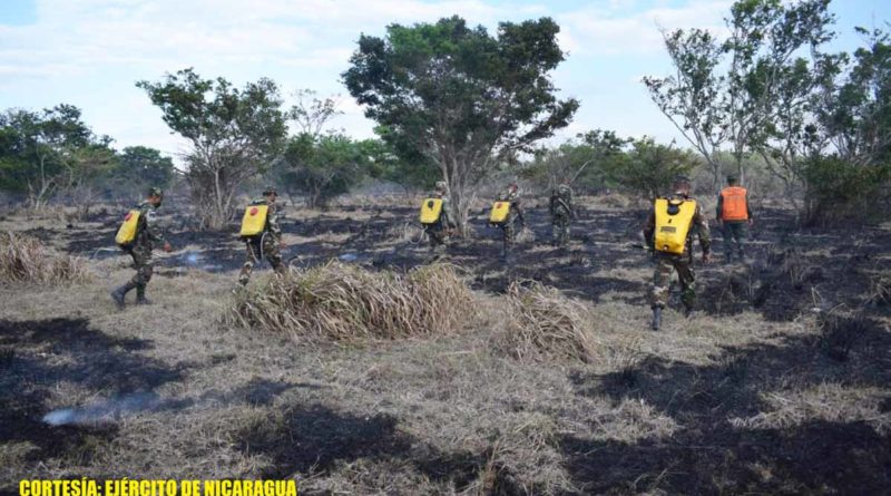 Ejército de Nicaragua durante la sofocación del incendio forestal en Juigalpa