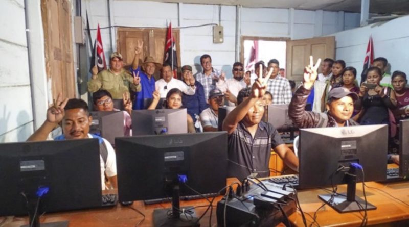 Pobladores del territorio Mayangna Sauni As en la nueva escuela de computación