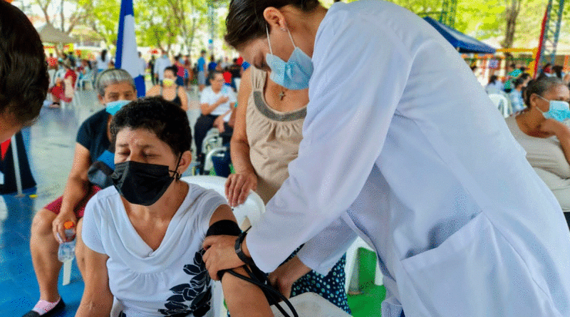 Doctora del Ministerio de Salud de Nicaragua (MINSA), brindando consulta médica en San Isidro, Matagalpa