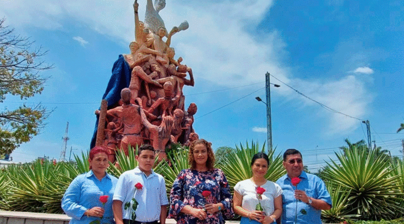 Monumento en honor al tricampeón de boxeo y orgullo patrio, Alexis Argüello, ubicado en la Plaza de las Victorias de Managua.