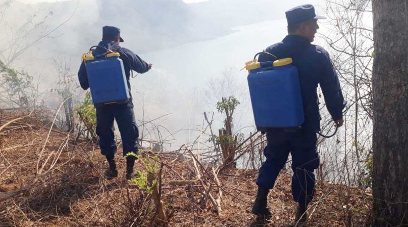 Brigadistas del Ejército de Nicaragua durante la sofocación del incendio forestal en las laderas de la Laguna de Apoyo en Granada