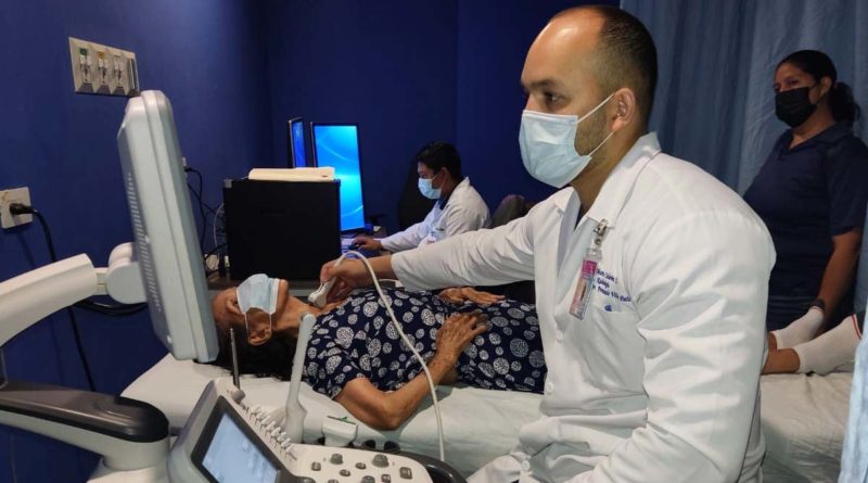 Médico del Hospital Fernando Vélez Paiz realizando un ultrasonido