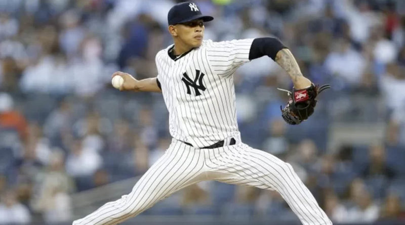 Jonathan Loáisiga ralizando un lanzamiento como picher de los Yankees de Nueva York