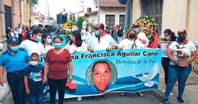 Amigos y miembros de la Policía Nacional en Jinotepe, Carazo, rinden homenaje a la heroína de la paz, Juana Francisca Aguilar Cano.