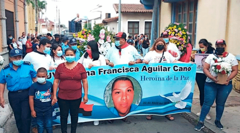 Amigos y miembros de la Policía Nacional en Jinotepe, Carazo, rinden homenaje a la heroína de la paz, Juana Francisca Aguilar Cano.