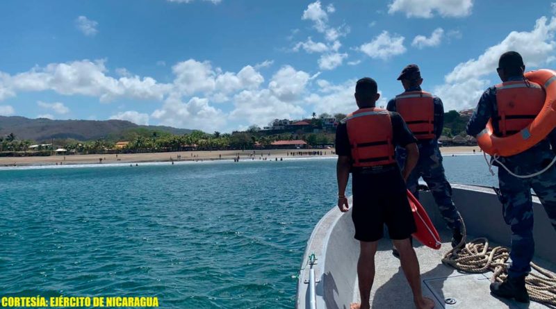 Efectivos militares del Ejército de Nicaragua resguardando las costas de San Juan del Sur durante competencia de natación