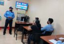 Efectivo Policial de tránsito en el nuevo centro de educación impartiendo clases