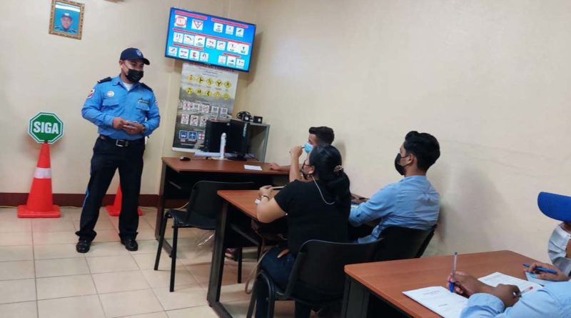 Efectivo Policial de tránsito en el nuevo centro de educación impartiendo clases