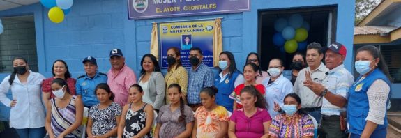 Autoridades de la nueva comisaría de la mujer y la niñez en el Ayote en compañia de habitantes y protagonistas de la comunidad