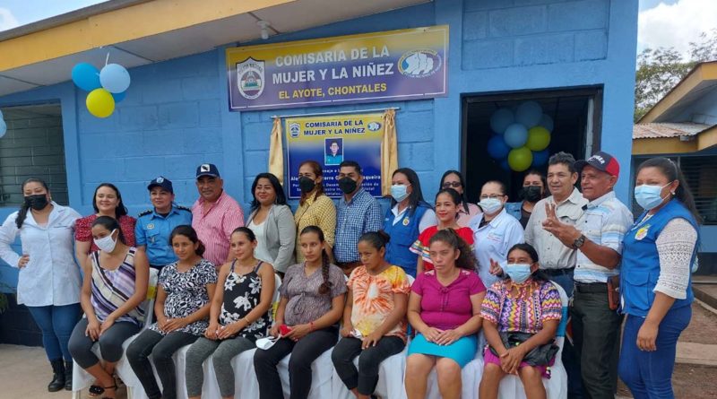 Autoridades de la nueva comisaría de la mujer y la niñez en el Ayote en compañia de habitantes y protagonistas de la comunidad