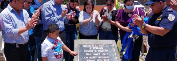 familias del municipio de San Isidro en el departamento de Matagalpa, celebrando la inauguración de la estación básica de bomberos "Cro. Félix Gámez López"