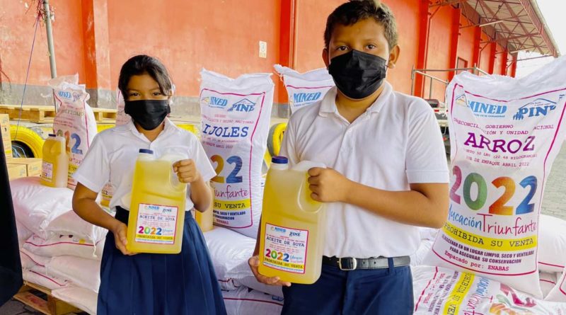 Estudiantes sostienen aceite en sus manos, parte de la Merienda Escolar distribuida por el MINED