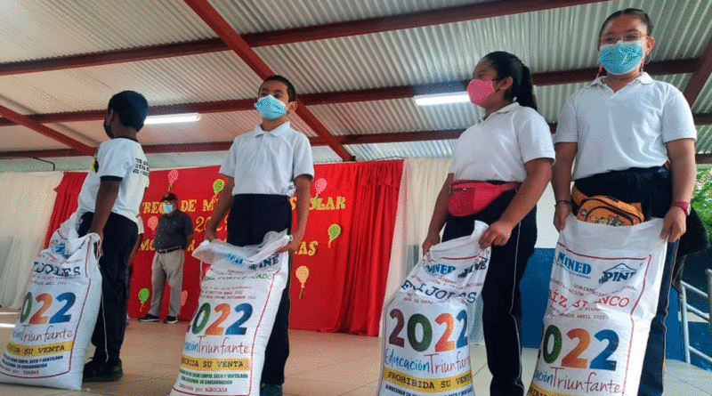 Estudiantes de Nindirí recibiendo Merienda Escolar